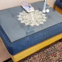 دو عدد مبل راحتی سه نفره به همراه میز