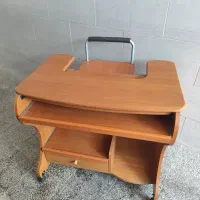 میز تحریر و کامپیوتر