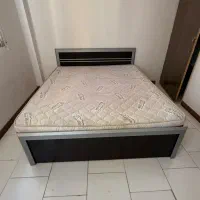 تخت همراه با تشک