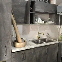 یک دس کابینت آشپزخانه به فروش می‌رسد