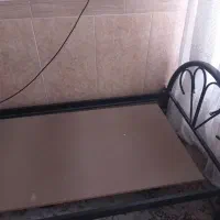 تخت فرفورژه فلزی با همکف چوبی در حد نو مشکی