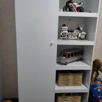 کمد لباس و دکور کاملا سالم و یک تخت به همراه تشک