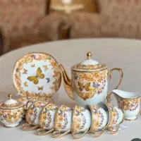 تعدادی دکوری بدلیل جمع کردن مغازه