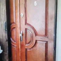 درب آپارتمان همراه با چهارچوب
