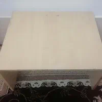 میز تحریر نشسته