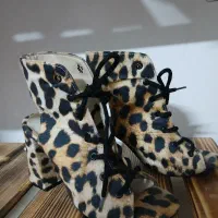 کفش پاشنه دار و کتونی