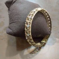 تعدادی بدلیجات و دستبند النگویی