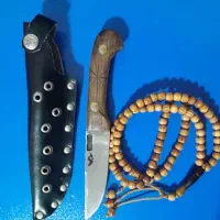 یک چاقو و یک تسبیح عناب به فروش می‌رسد