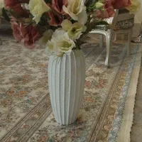 گل لیسیانتوس همراه گلدان خارجی