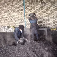 2نفرکارگر برای آسیاب کارخانه زغال