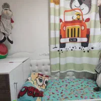 پرده و لوستر و فرش اتاق کودک