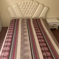 تخت دو نفره و نوجوان