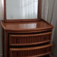آینه و دراور چوبی