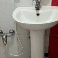 روشویی  دست دوم همراه با شیر آلات و آیینه