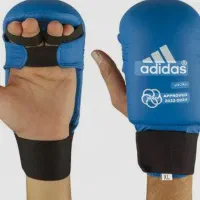 دستکش کارته. همراه لباس و روی پا