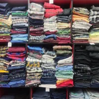 تعدادی پیراهن فروش به صورت یکجا