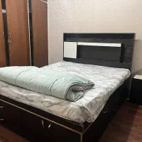 تخت خواب دو نفره همراه با تشک و میز آرایش