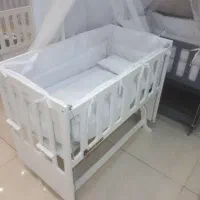 گهواره و تخت کنار مادر