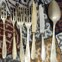 قاشق چنگال برنجی  گردنبند تعدادی نگین و فندک قدیمی