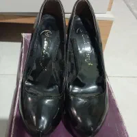 یک عدد کفش پاشنه بلند  سایز38.39 در حد نو