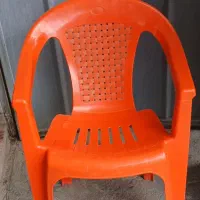 تعدادی صندلی پلاستیکی