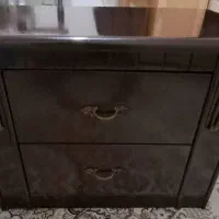 کنار تختی چوبی