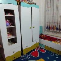 تخت و دو عدد کمد و پاتختی بچگانه