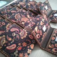 کیف پد بهداشتی یا هندزفری و شارژر، جادستمال کاغذی