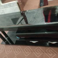 میز تلویزیون شیشه‌ای کاملا سالم