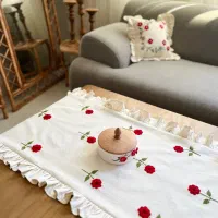 رانر گلدوزی شده با دست گل قرمز با حاشیه چین دار