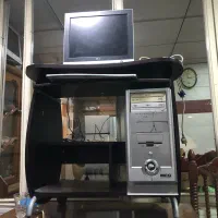 کیس کامپیوتر با میز و وسایل