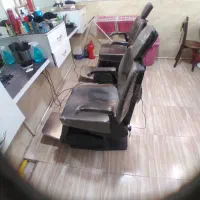 صندلی فول  برقی  و آیینه دکور آرایشگاه