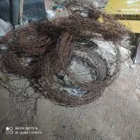 حدود هفتاد کیلو سیم خاردار با مقداری ورق