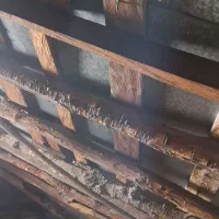 درب و پنجره چوبی و زیر حلبی
