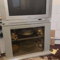 تلویزیون و میزش