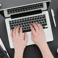 استخدام خانم مسلط به تایپ ده انگشتی