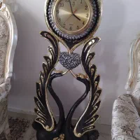 آینه شمعدان و ساعت ایستاده