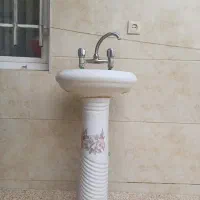 روشویی پایه دار با شیر سالم