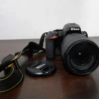 Nikon D5600 + لنز 18-140mm کم‌کارکرد و تمیز