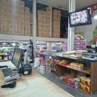 خانم چیدمان و مراقب انبار دار اقافروشگاه مواد غذای