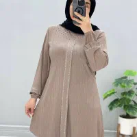 فروشنده خانم جوان پوشاک زنانه