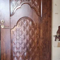 درب اتاق ساختمان چوبی