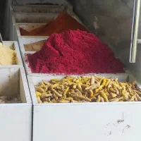 دو نفر فروشنده یک حسابدار برای عطاری