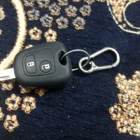 یک عدد کلید پژو با کاور مشکی پیدا شده است