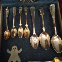 تعدادی اشیا قدیمی و انتیک،بهمراه تعدادی سکه قدیمی