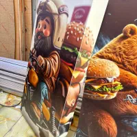 یک طراح و یک نصاب تابلو سازی