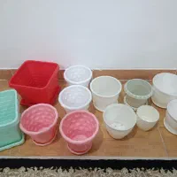 تعدادی گلدان پلاستیکی