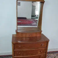میز و آینه و دراوِر چوبی