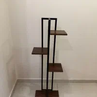 پایه گل فلزی و چوبی و یک گل آگلونما برفی با گلدان