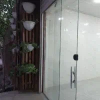 یک دهنه مغازه واقع در جاده ابشار